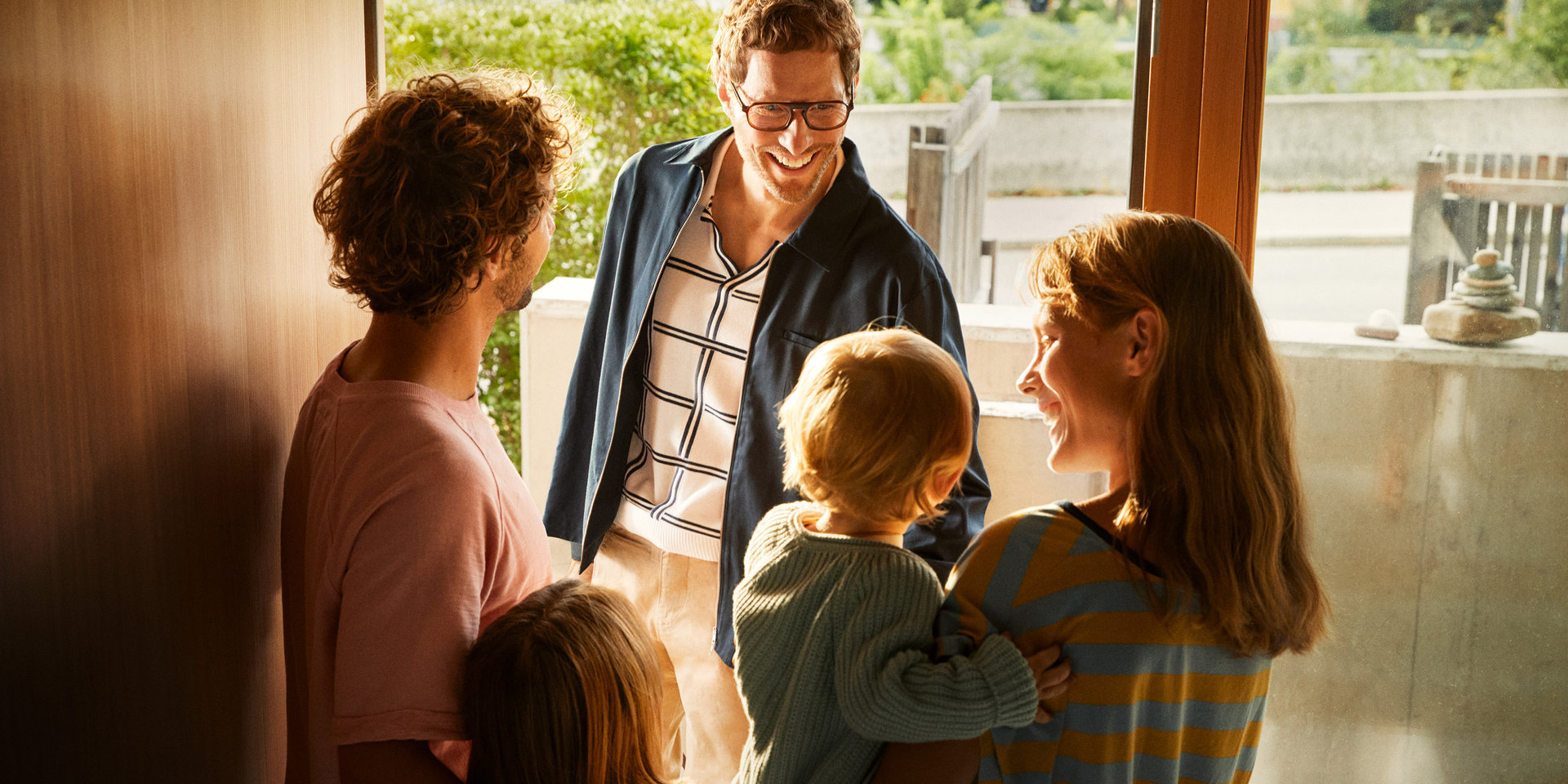 Ein Privatkundenberater von Wüstenrot wird von einer Kundenfamilie begrüßt